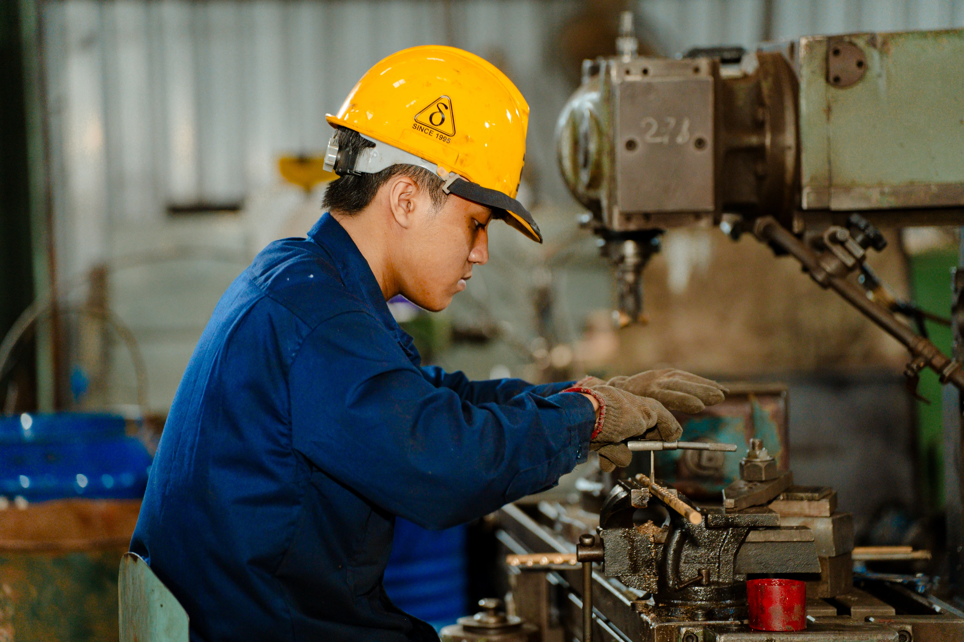 Công Nhân Cơ Khí